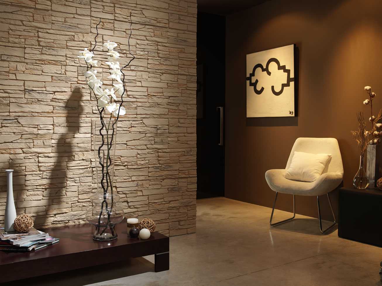 ideja par skaistu dekoratīvo akmeni dzīvokļa interjerā