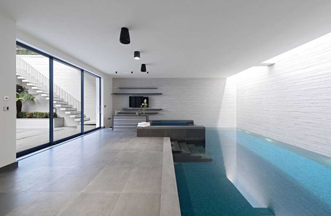 het idee van een ongewoon interieur van een klein zwembad