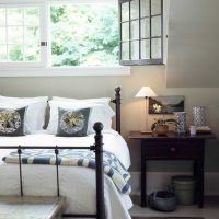neparasta guļamistabas dekora versija zemnieciska stila fotoattēlā