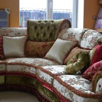 het idee van moderne decoratieve kussens in het interieur van de slaapkamer