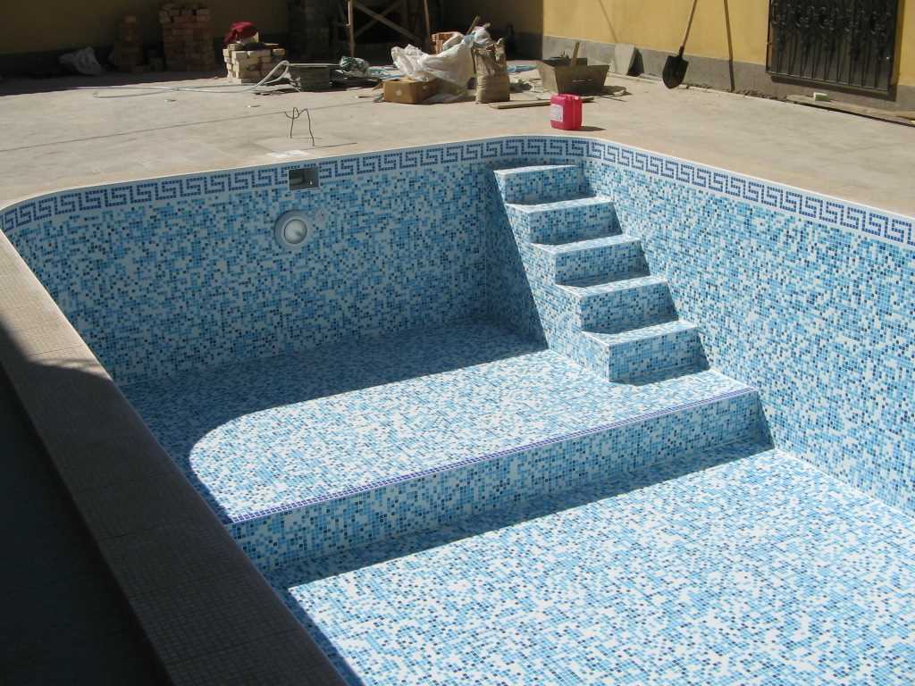 verze moderního designu malého bazénu