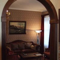 gražaus gyvenamojo kambario interjero versija su arkos nuotrauka