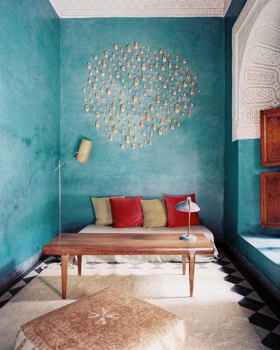 oriģinālā dekoratīvā apmetuma ideja dzīvojamās istabas stilā