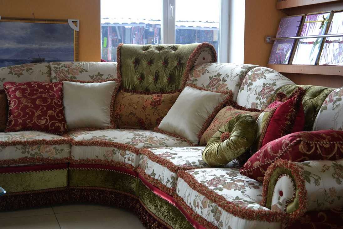 het idee van prachtige decoratieve kussens in het interieur van de slaapkamer