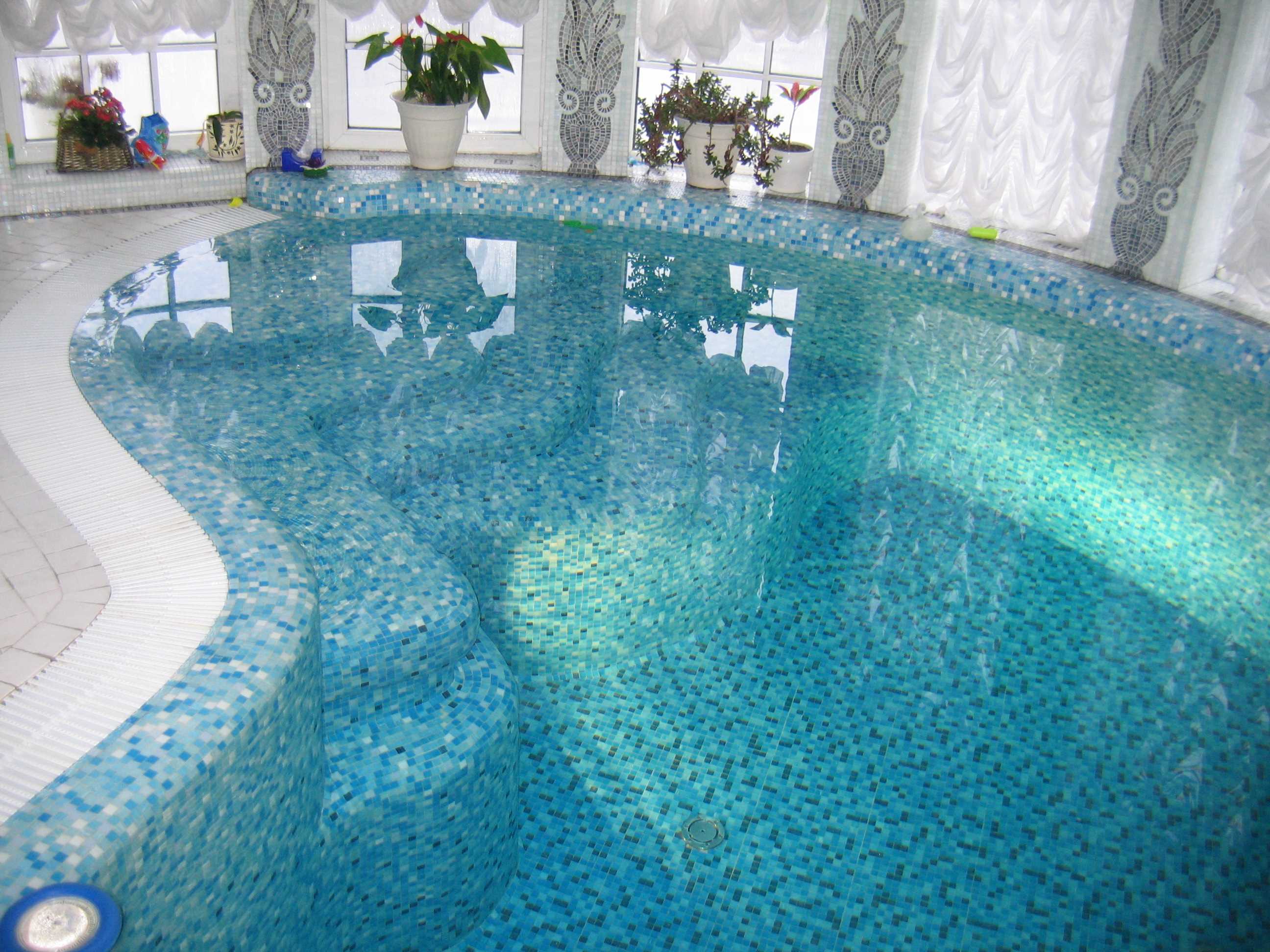 idee van een moderne inrichting van een klein zwembad