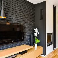 ideja par spilgtu dekoratīvo akmeni dzīvokļa attēla interjerā