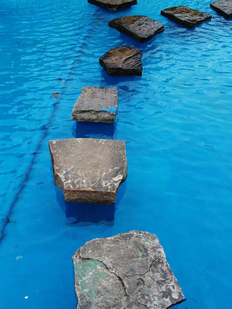 idee van een ongewone stijl van een klein zwembad