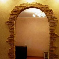 версия на красивия интериор на хола с изображение на арка