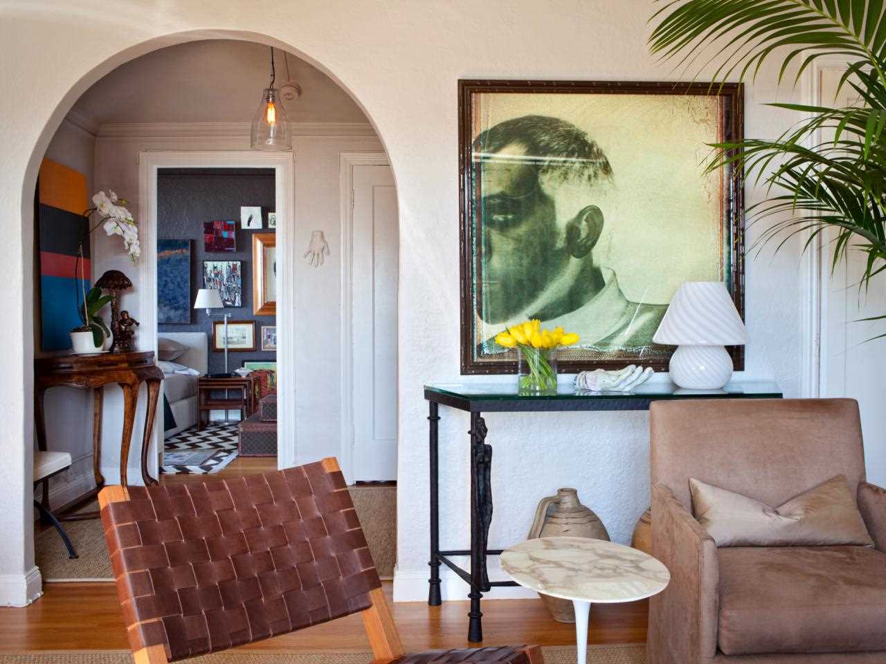 nápad krásné výzdoby obývacího pokoje s obloukem