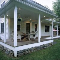 ideja par neparastu verandas dizainu mājas fotoattēlā