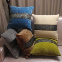 variant van prachtige decoratieve kussens in de stijl van een slaapkamerfoto