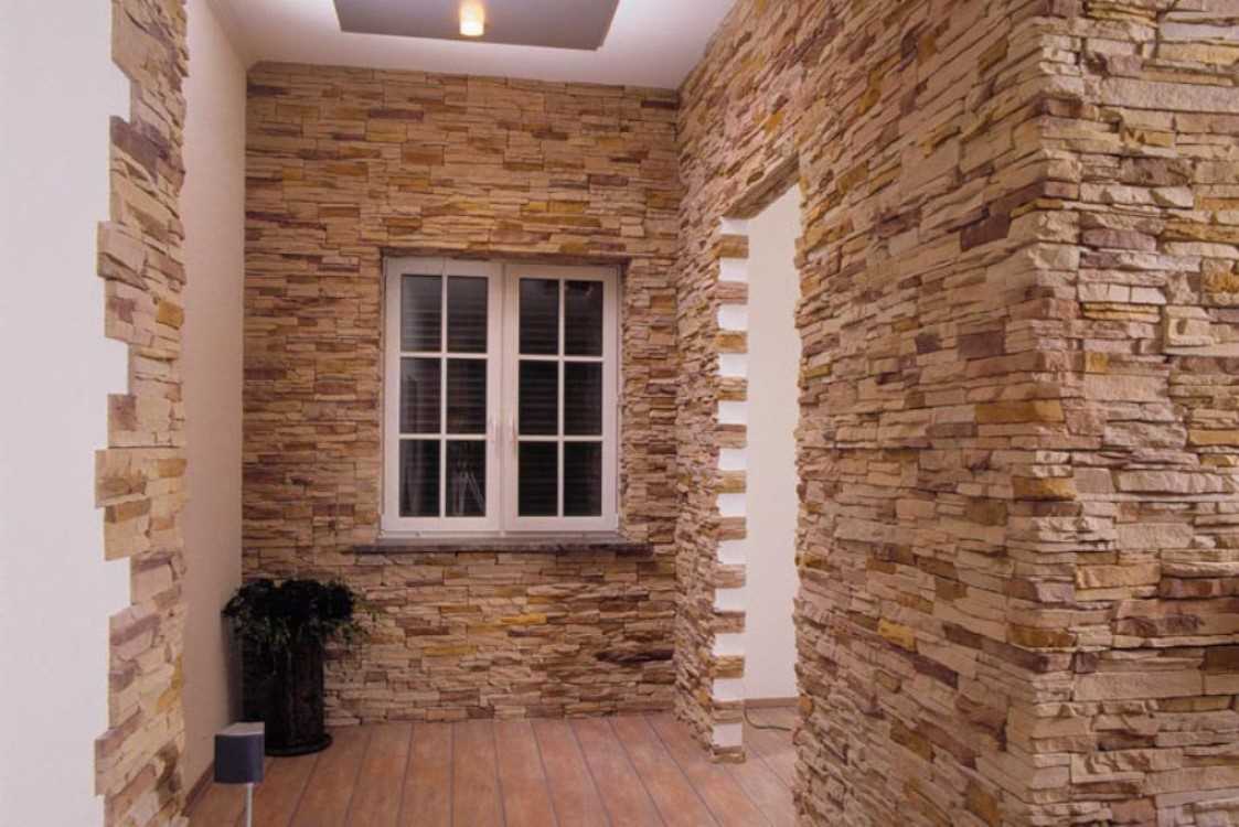 verze neobvyklého ozdobného kamene v designu místnosti