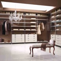 ideja par gaiša stila garderobes istabas attēlu