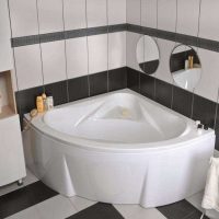 idee van een ongebruikelijke stijl van een badkamer met een hoekbadfoto