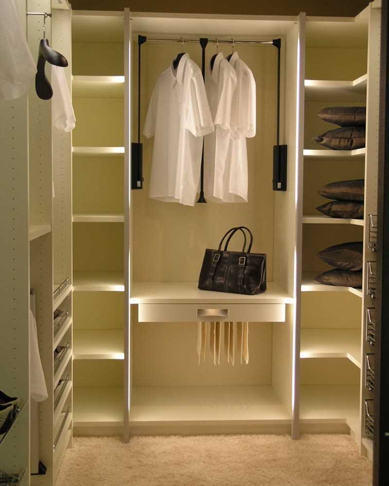 فكرة التصميم الحديث لغرفة الملابس