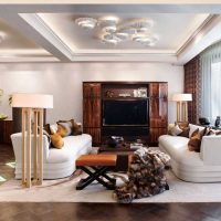 varianta světlého designu místnosti ve stylu moderní klasiky