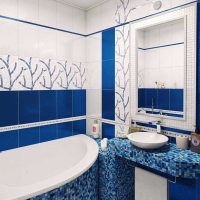 vannas istabas gaišā stila variants ar stūra vannas attēlu