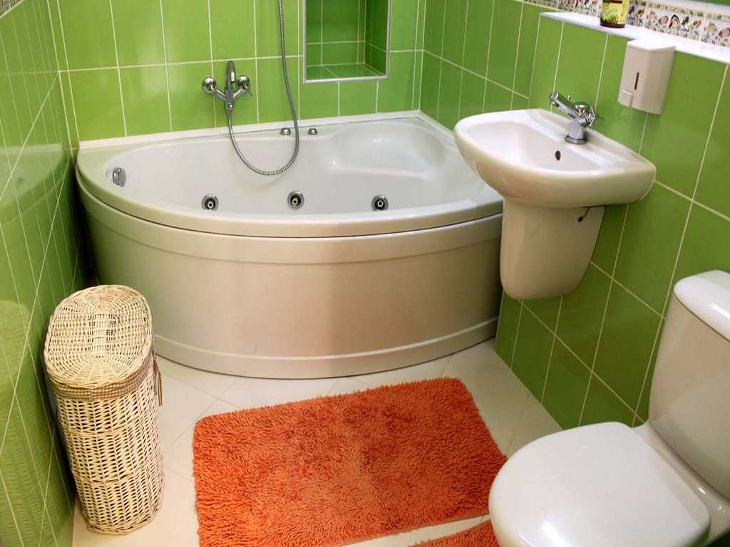 versie van de ongebruikelijke stijl van de badkamer met een hoekbad