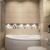 šviesaus vonios kambario interjero su kampine vonia nuotrauka