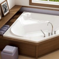 vannas istabas modernā stila versija ar stūra vannas attēlu