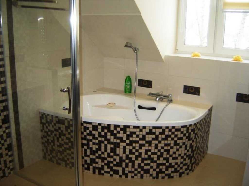 vannas istabas gaišā interjera ar stūra vannu variants