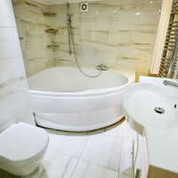Spilgta vannas istabas stila piemērs 5 kv.m attēlā