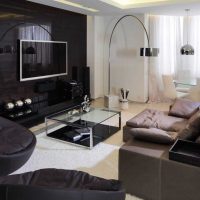 Dzīvojamās istabas spilgta dizaina piemērs ar lauru loga attēlu