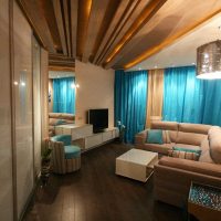 šviesaus gyvenamojo kambario dizaino variantas su vaizdu įlankos lange