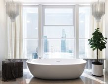 modernaus stiliaus vonios kambario su foto langu idėja