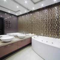 vannas istabas gaišā interjera versija ar stūra vannas attēlu