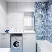 Spilgta vannas istabas interjera piemērs 5 kv.m attēlā