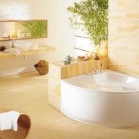 šviesaus vonios kambario dizaino variantas su kampinės vonios nuotrauka