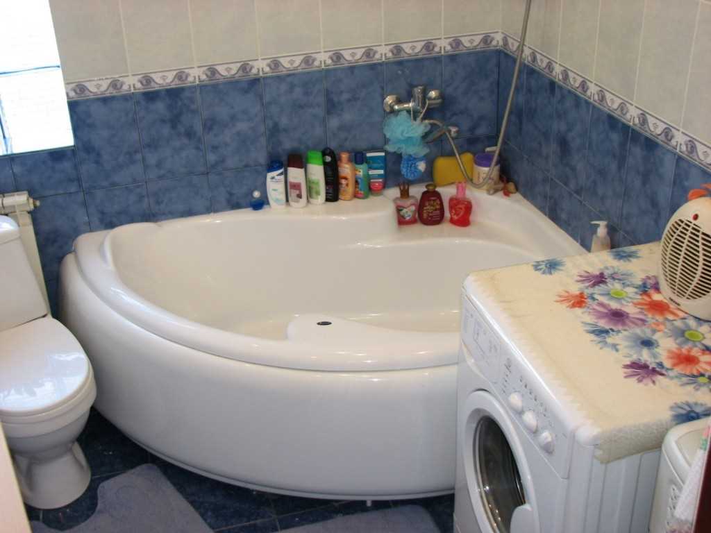 modernaus vonios kambario interjero su kampine vonia versija