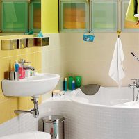 idėja apie neįprastą vonios kambario interjerą su kampine vonia nuotrauka
