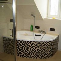mūsdienu vannas istabas interjera versija ar stūra vannas attēlu