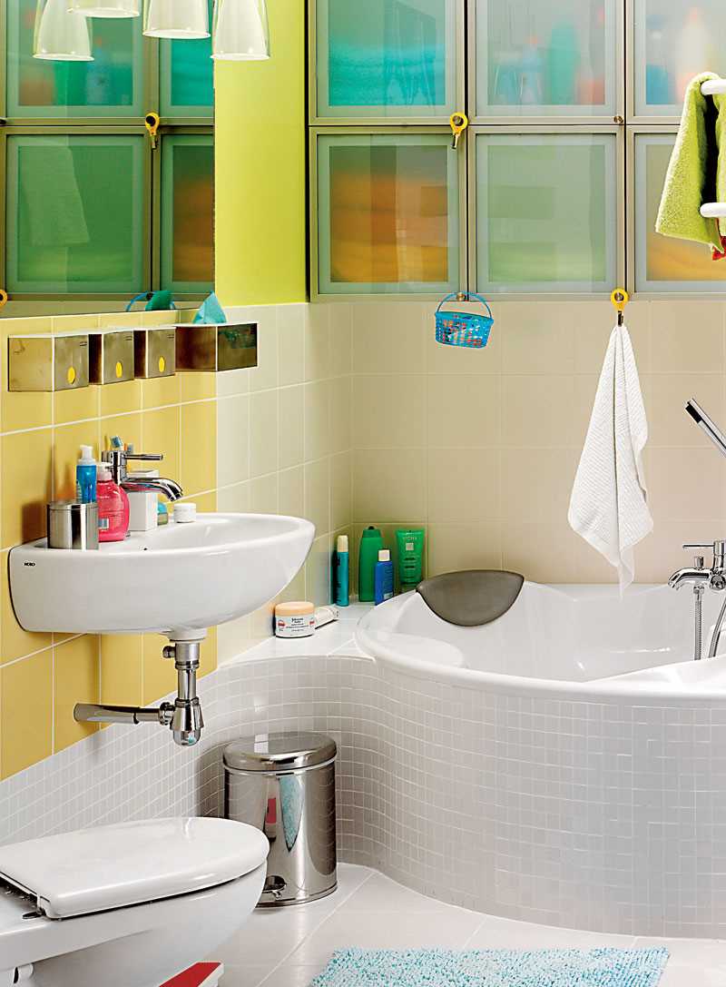 versie van het moderne design van de badkamer met een hoekbad