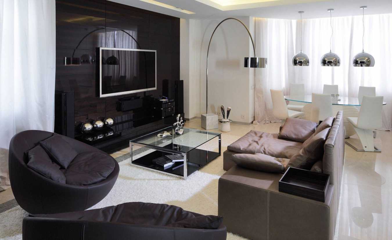 Dzīvojamās istabas ar lauru logu spilgta dizaina piemērs