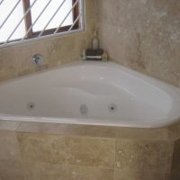 modernaus vonios kambario interjero su kampine vonia nuotrauka