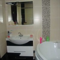 versie van de moderne stijl van de badkamer met een afbeelding van een hoekbad