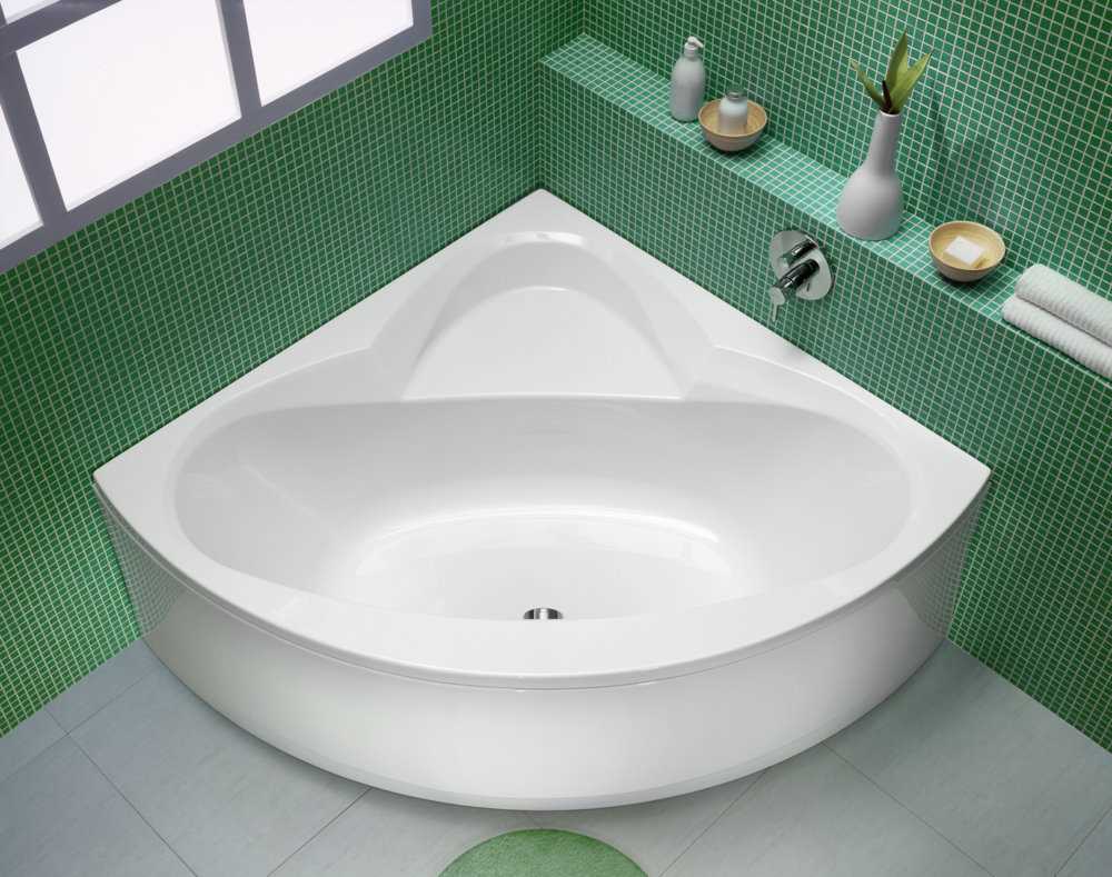 idee van een lichte badkamer met hoekbad