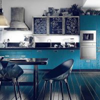 приложение на ярко синьо в дизайна на снимката на апартамента