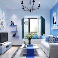 ideja izmantot neparastu zilu krāsu mājas dizaina attēlā