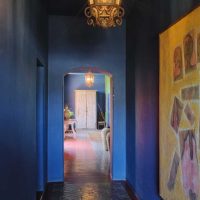 variantă de aplicare a unei culori albastre interesante în stilul unei fotografii de apartament
