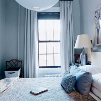 myšlenka použití zajímavé modré barvy v designu bytu fotografie