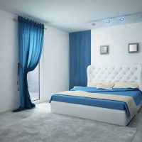 pilihan untuk menggunakan warna biru yang luar biasa dalam reka bentuk gambar bilik