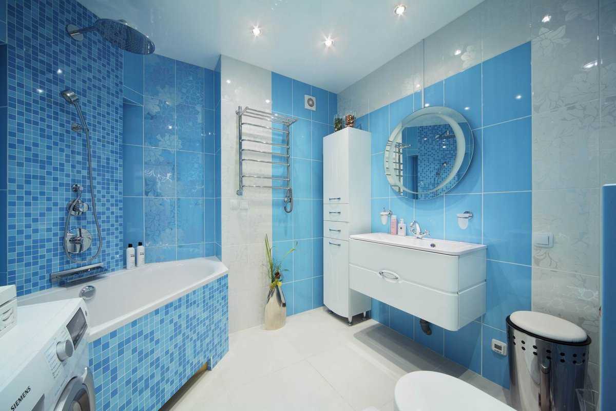myšlenka použití neobvyklé modré barvy v designu bytu