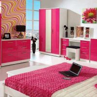 aplicație roz într-o imagine neobișnuită de decor de apartament