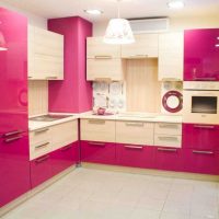 Contoh penggunaan merah jambu dalam gambar hiasan pangsapuri yang terang