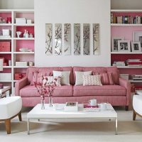 مثال على استخدام اللون الوردي في صورة داخلية غير عادية للغرفة