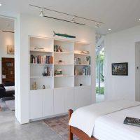 ideea de apartament cu o cameră de design luminos în Hrușciov